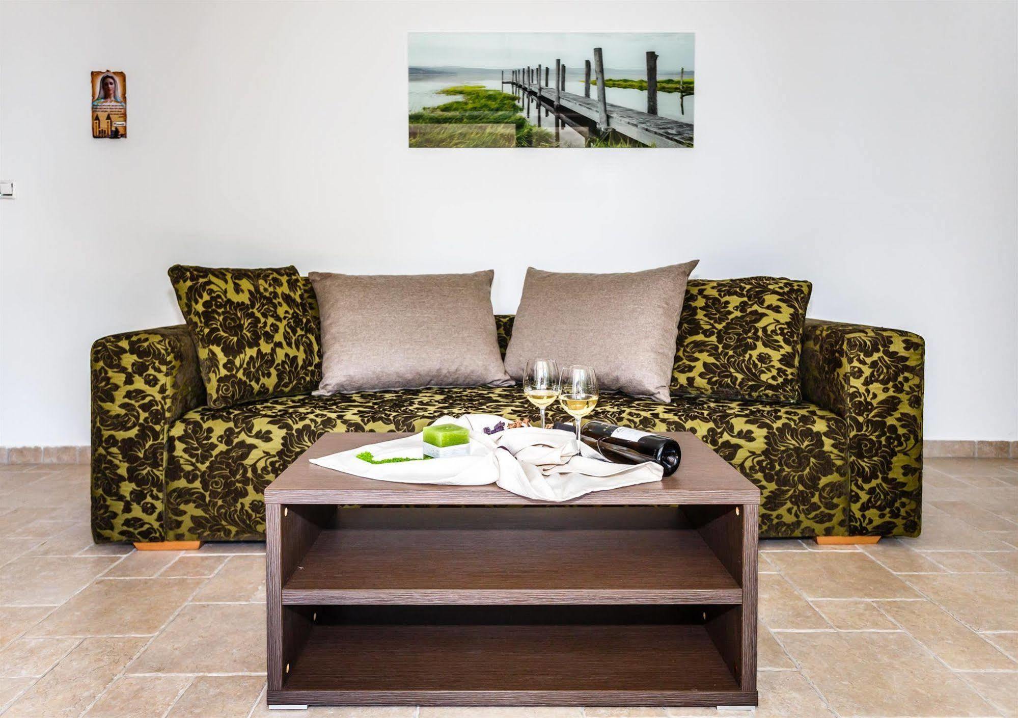 Apartments Mare & Mons Deluxe Malinska Bagian luar foto